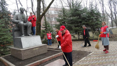 Депутаты Курского городского Собрания А.Н. Бобовников, С.И.Каннуникова организовали и провели субботник в Парке пионеров