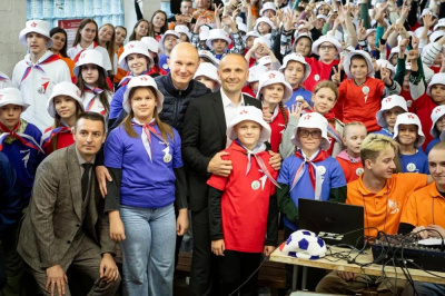 Сергей Котляров и Владимир Токарев поздравили школьников и педагогов с началом работы профильных смен в оздоровительных лагерях
