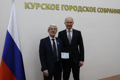 Председатель Курского городского Собрания вручил российскому писателю Евгению Карпуку почетный знак «За особые заслуги перед городом Курском»