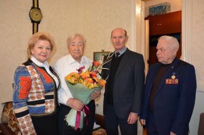 Герой Советского Союза Михаил Алексеевич Булатов принимает поздравления с Днем рождения